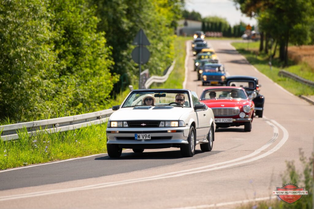 Chevrolet Cavalier na czele kolumny