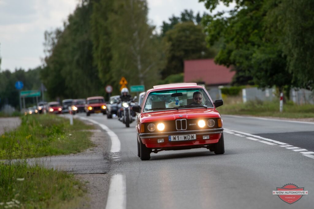 BMW e21 na czele kolumny pikniku